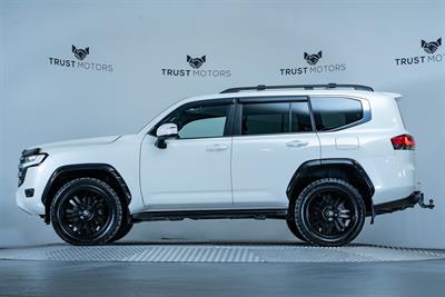 2024 Toyota Land Cruiser - Thumbnail