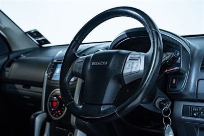 2015 Isuzu MU-X - Thumbnail