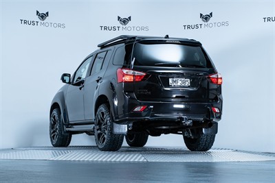 2015 Isuzu MU-X - Thumbnail