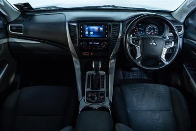 2017 Mitsubishi Pajero Sport - Thumbnail
