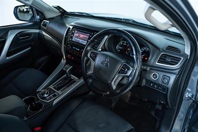 2017 Mitsubishi Pajero Sport - Thumbnail