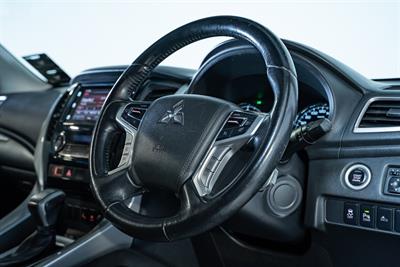 2017 Mitsubishi Pajero Sport - Thumbnail