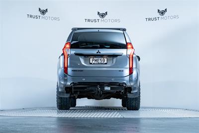 2017 Mitsubishi Pajero Sport - Thumbnail