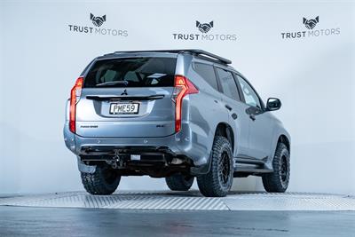 2017 Mitsubishi Pajero Sport - Thumbnail