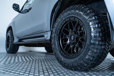 2017 Mitsubishi Pajero Sport - Thumbnail
