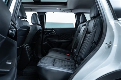 2022 Mitsubishi Outlander - Thumbnail