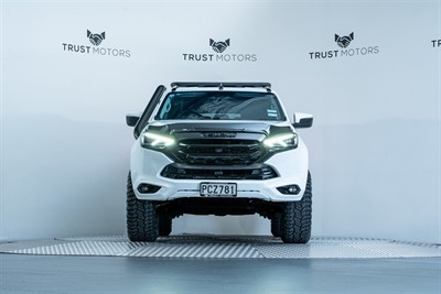 2022 Isuzu MU-X - Thumbnail