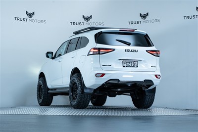 2022 Isuzu MU-X - Thumbnail