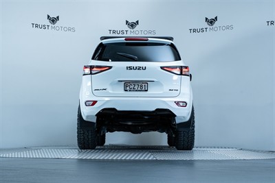 2022 Isuzu MU-X - Thumbnail