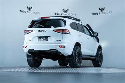 2022 Isuzu MU-X - Thumbnail