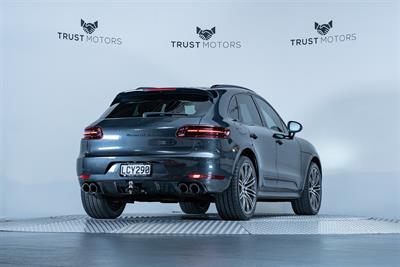 2018 Porsche Macan - Thumbnail
