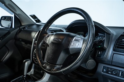 2021 Isuzu MU-X - Thumbnail