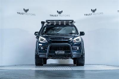 2021 Isuzu MU-X - Thumbnail