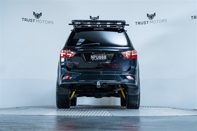 2021 Isuzu MU-X - Thumbnail