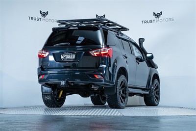 2021 Isuzu MU-X - Thumbnail