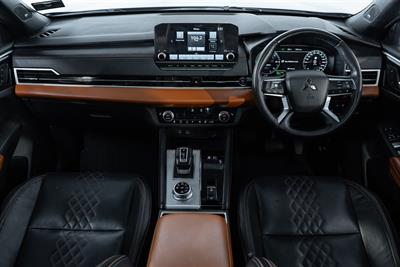 2023 Mitsubishi Outlander - Thumbnail