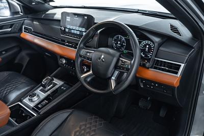 2023 Mitsubishi Outlander - Thumbnail