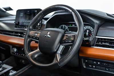2023 Mitsubishi Outlander - Thumbnail