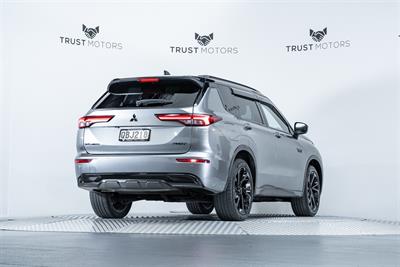2023 Mitsubishi Outlander - Thumbnail