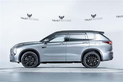 2023 Mitsubishi Outlander - Thumbnail