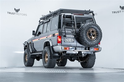 2022 Toyota Landcruiser - Thumbnail