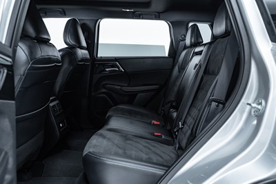 2024 Mitsubishi Outlander - Thumbnail