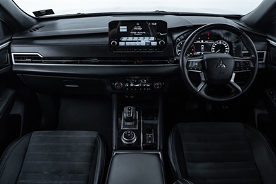 2024 Mitsubishi Outlander - Thumbnail