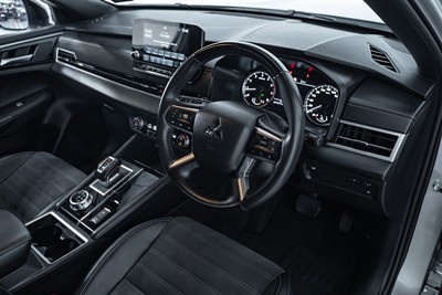 2024 Mitsubishi Outlander - Thumbnail