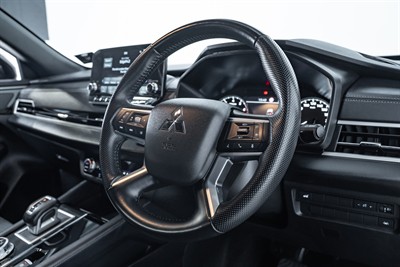 2024 Mitsubishi Outlander - Thumbnail