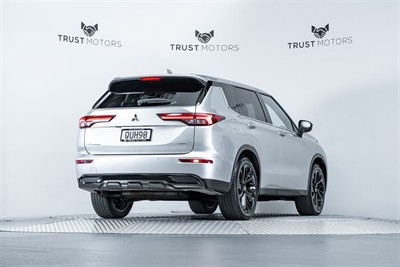 2024 Mitsubishi Outlander - Thumbnail