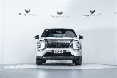 2024 Mitsubishi Outlander - Thumbnail