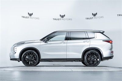 2024 Mitsubishi Outlander - Thumbnail