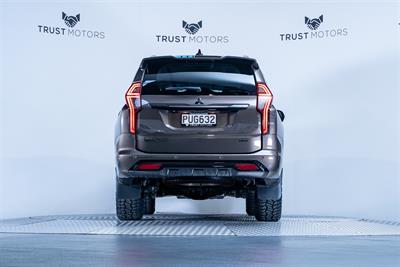 2023 Mitsubishi Pajero Sport - Thumbnail