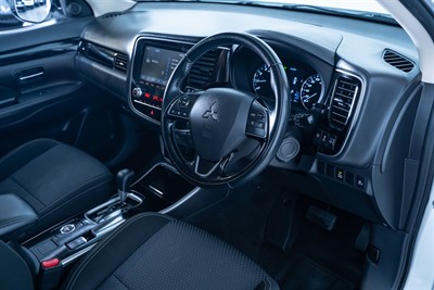 2020 Mitsubishi Outlander - Thumbnail
